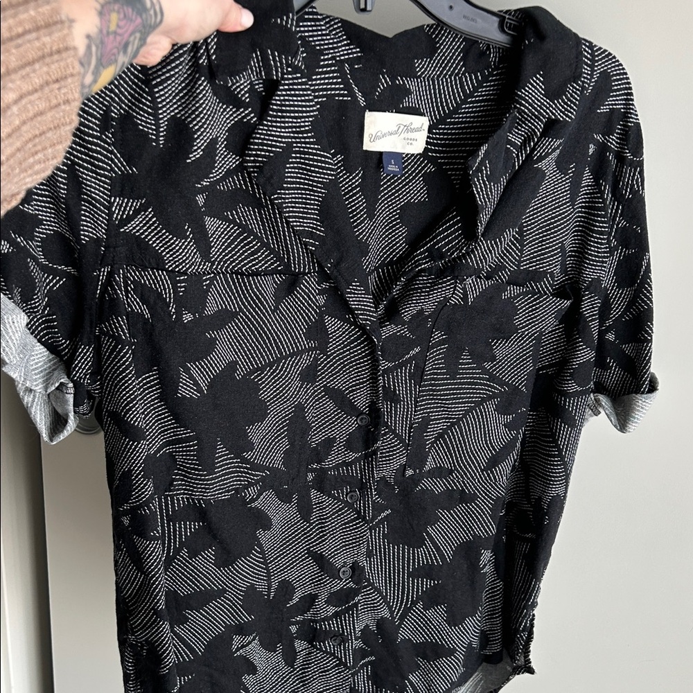 Universal thread Black and Gray Floral Men's Shirt